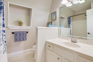 Koupelna v ubytování Newly Remodeled Lakefront Granbury Escape with Dock! + 34 fotografií