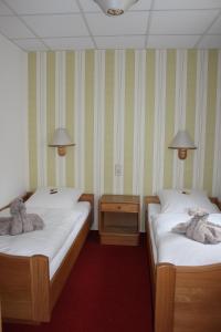 a room with two beds with towels on them at Goldene Krone in Belgershain