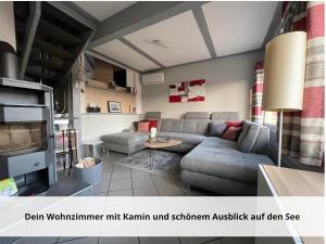 een woonkamer met een bank en een tafel bij Ferienhaus-Heike-Dein-Urlaub-mit-Panoramablick in Kirchheim