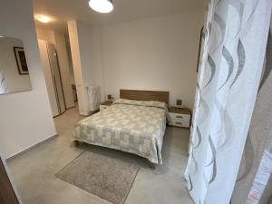 una camera con un letto di La Perla Bianca Regio Parco a Torino
