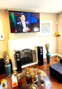 A television and/or entertainment centre at Fully Equipped Cozy 4/5 BR