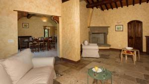 uma sala de estar com um sofá e uma lareira em PoloTuristicoUmbria Casale Roteto con Piscina em Città di Castello