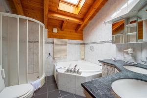 Bilik mandi di Hotel Grindelwalderhof