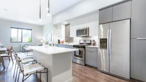 Kuchyňa alebo kuchynka v ubytovaní Landing - Modern Apartment with Amazing Amenities (ID2703X30)