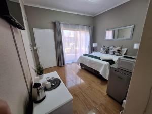 sypialnia z łóżkiem i stołem w obiekcie Zhantique Guest House Unit 5 w mieście Boksburg