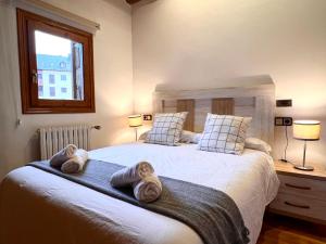 een slaapkamer met een groot bed en handdoeken bij Can Florido in Sort