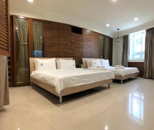 1 dormitorio con 2 camas en una habitación en Bright Starry Hostel -Vacation in Donggang, en Donggang