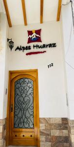 una señal sobre una puerta en un edificio en Alpes Huaraz, en Huaraz