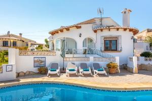 Villa con piscina frente a una casa en Ca El Camino, en Casas Abiar