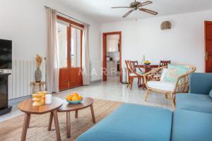 sala de estar con sofá azul y mesa en Ca El Camino, en Casas Abiar