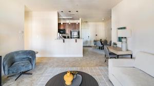 een woonkamer met een bank en een tafel bij Landing Modern Apartment with Amazing Amenities (ID9174X16) in Fredericksburg
