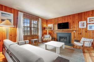 un salon avec un canapé et une cheminée dans l'établissement 14 Manning Road Dennis Port - Sea Cottage, à Dennis Port