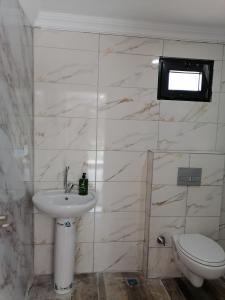 ein Bad mit einem Waschbecken und einem WC in der Unterkunft Nar Bahçesi in Çakırlar