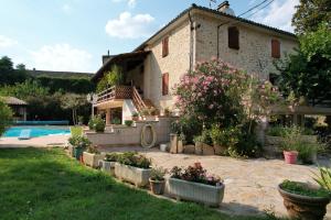 a house with a garden and a swimming pool at Gîte "Le Tilia" aux magnolias in Aubenas