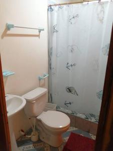La salle de bains est pourvue d'une douche et de toilettes. dans l'établissement Rest House Vista al Mar, à Puerto López