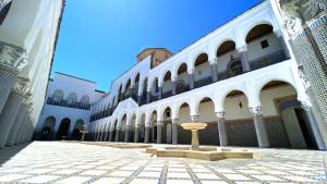 um edifício com uma fonte no meio de um pátio em Youssef em Fez