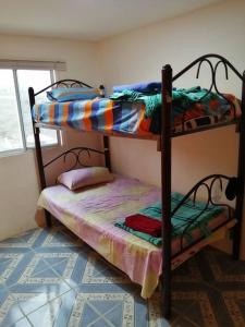 - une chambre avec 2 lits superposés dans l'établissement Rest House Vista al Mar, à Puerto López