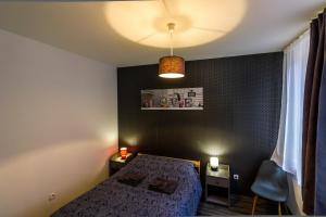 een kleine slaapkamer met een bed en een plafond bij Appartement , Barr, Au coeur de la Route des Vins in Barr