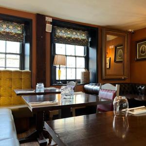 The Crown Inn at Benson في والينغفورد: غرفة طعام مع طاولات وكراسي ونوافذ