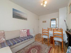 sala de estar con sofá y mesa en Pass the Keys Spacious Murrayfield Flat en Edimburgo