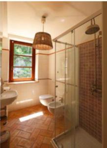 a bathroom with a glass shower and a toilet at Agriturismo Tenute di Hera - Via Francigena in Acquapendente
