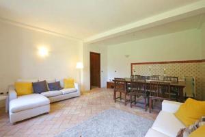 sala de estar con 2 sofás y comedor en Agriturismo Tenute di Hera - Via Francigena, en Acquapendente