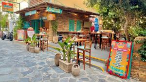 un ristorante con tavoli e sedie di fronte di Hotel Kostis a Città di Skiathos