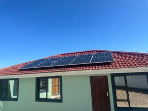 una casa con paneles solares en el techo en The Legacy Airbnb, en East London