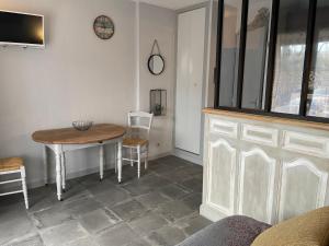 comedor con mesa, mesa y sillas en Charmant Studio Camargue Village 150 m de la plage, en Le Grau-du-Roi