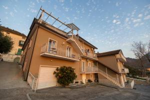 - un bâtiment avec des balcons sur le côté dans l'établissement Le Camere di Corte, à Sorbo Serpico
