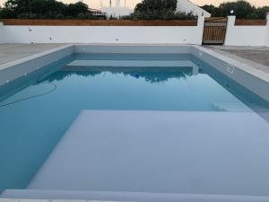 una piscina de agua en el techo de una casa en VILLA MAR, en Cala'n Bosch