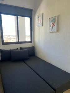 Cama en habitación con ventana en Apartamento Roque Las Campanas, en Tamaduste