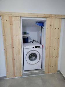 lavadora y secadora en una habitación con paredes de madera en Apartamento Roque Las Campanas en Tamaduste