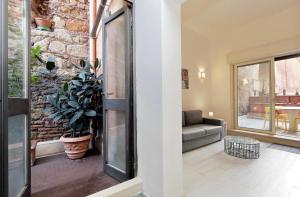 - un salon avec un canapé et un mur en briques dans l'établissement terrazza del pontefice, à Rome