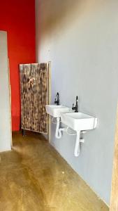 a bathroom with two sinks on a wall at A Chave da Montanha 