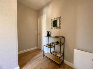 a room with a shelf with a picture on the wall at Le P’tit B - Quartier Saint-Michel/Centre Ville in Saint-Brieuc