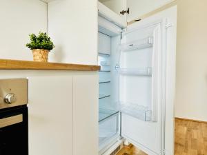 Kitchen o kitchenette sa Modern Apartment with Balcony & Free Parking - Nearby Metro