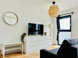 TV a/nebo společenská místnost v ubytování Modern Apartment with Balcony & Free Parking - Nearby Metro