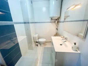 een witte badkamer met een toilet en een wastafel bij Studio Portissol in Sanary-sur-Mer