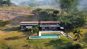 TarsoにあるFinca Los Polines en Tarsoのプール付きの家の航空写真