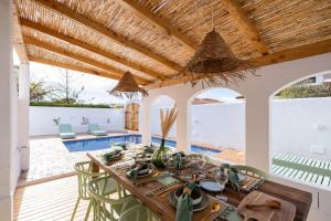 une salle à manger extérieure avec une table et des chaises dans l'établissement Casa Marisa en Riumar, à Riumar