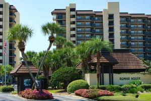 een hotel met palmbomen voor een gebouw bij Romar House 901A in Orange Beach