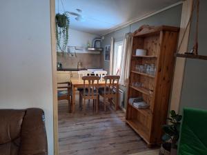 a kitchen and dining room with a table and chairs at HOSTEL and VANDRARHEM LUPIN Naturcamping Lagom in Gräsmark