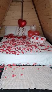 a bed with a heart made out of flowers on it at A Chave da Montanha 
