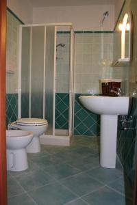 サン・マウロ・チレントにあるCasale Florenzoのバスルーム(トイレ、洗面台付)