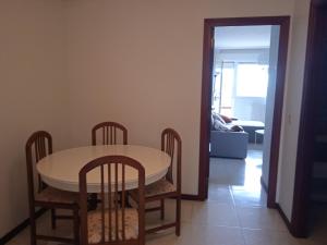uma sala de jantar com uma mesa e quatro cadeiras em Mar de Gala em Suances