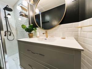 a bathroom with a sink and a mirror at Appartement l'effet Mers in Mers-les-Bains +40 photos