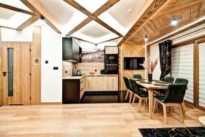 Dapur atau dapur kecil di Domki pod Grapą JAKUZZI & DELUXE & Willa pod Grapą