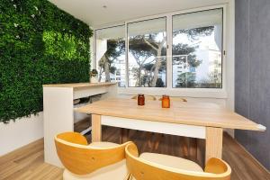 a dining room with a table and chairs at Dream In Cascais - Checkinhome in Cascais