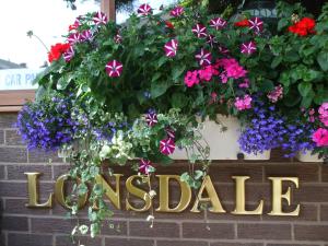 ブラックプールにあるThe Lonsdaleの花かご入りの店の看板